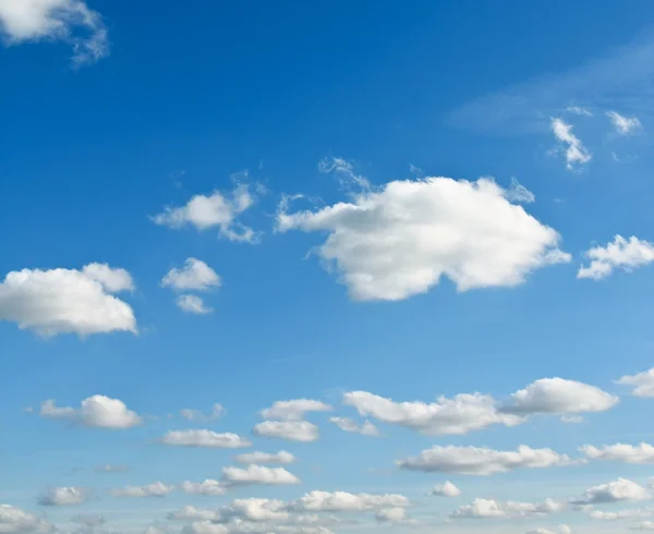 Nuvens esparsas no céu azul — Fotografia de Stock