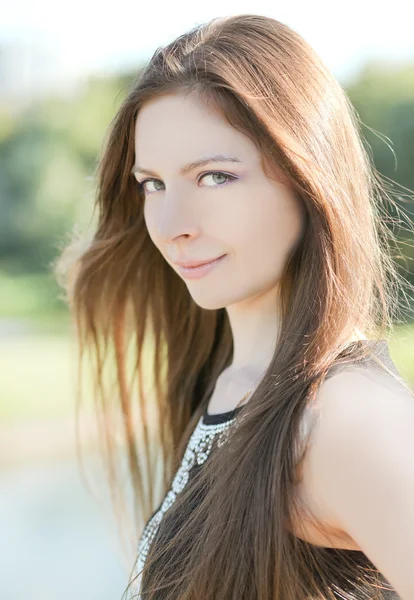 Sensuele jonge vrouw met mooie lange bruine haren — Stockfoto