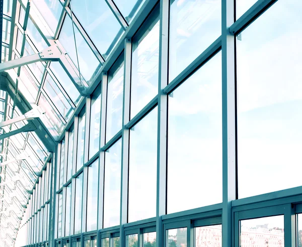 Geweven blauwe plafond binnen luchthaven — Stockfoto