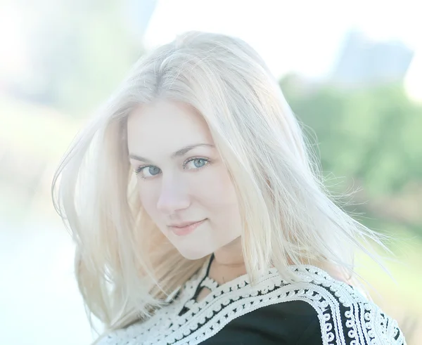 Portrait of beautiful young woman relaxing in summer park — Stock Photo, Image