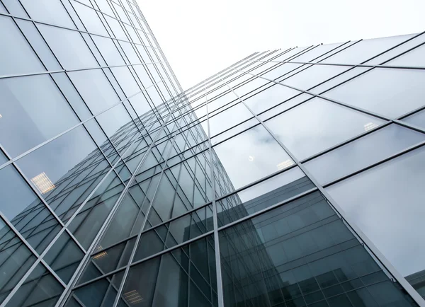 Vue du dessous du bâtiment de grande hauteur en verre d'acier — Photo