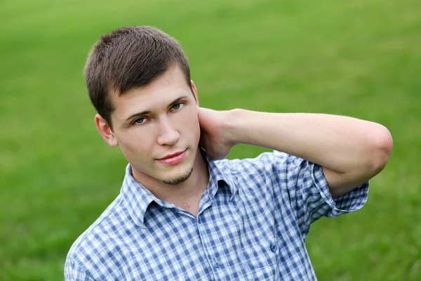 Joven sonriente activo disfrutando en la naturaleza — Foto de Stock