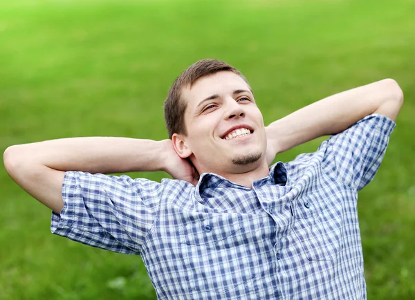 Joven sonriente activo disfrutando en la naturaleza — Foto de Stock