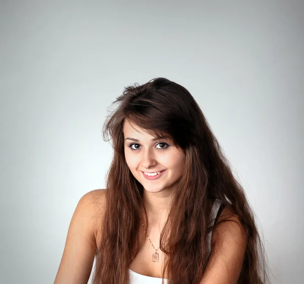 Emotionele portret van schattig jong meisje met prachtig brown haar — Stockfoto