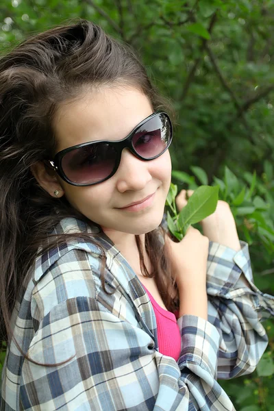 Retrato de hermosa niña con gafas — Foto de Stock