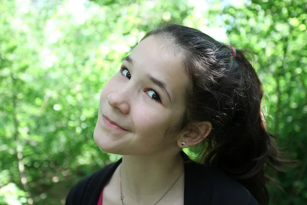 Encantadora menina bonito no belo parque da manhã ao ar livre — Fotografia de Stock