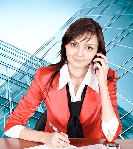 Mulher de negócios atraente falando por telefone — Fotografia de Stock