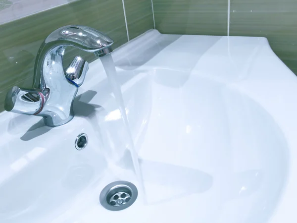 Современный кран из нержавеющей стали в ванной комнате — стоковое фото