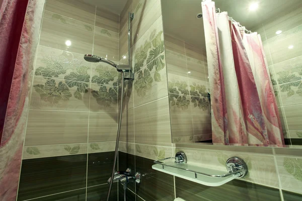 Grön interiör av lyxigt badrum — Stockfoto