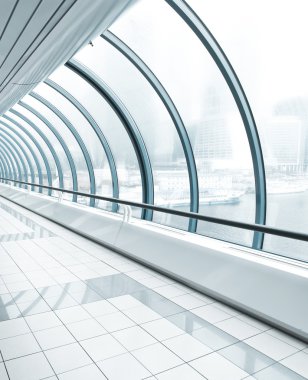 corredor de cristal azul