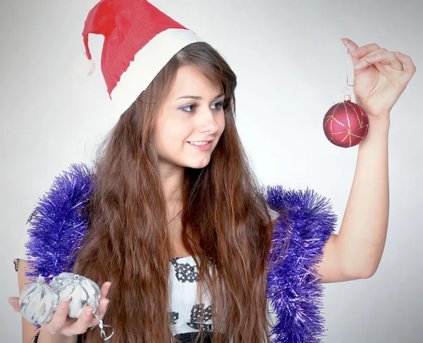 Attraente giovane ragazza con Natale presenta chiedendo — Foto Stock