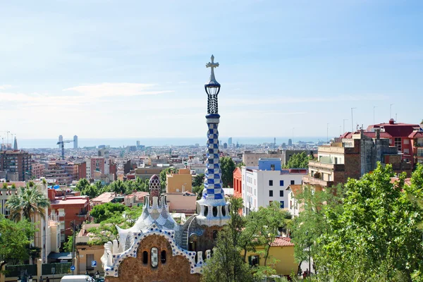 BARCELONE, ESPAGNE - 25 JUILLET : Le célèbre Parc Guell le 25 juillet 2011 à Barcelone, Espagne. Parc Guell est le célèbre parc conçu par Antoni Gaudi et construit dans les années 1900 à 1914 — Photo