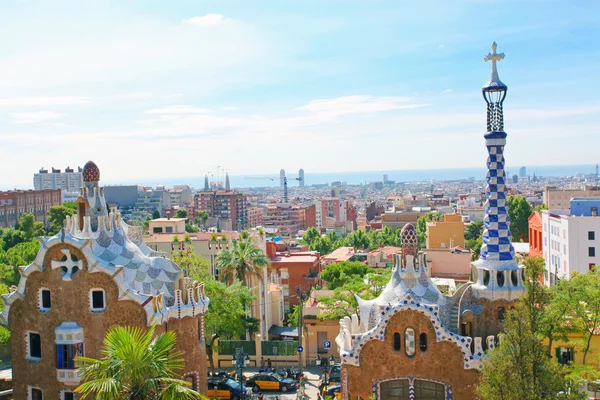 Barcelona, Spanien - 25 juli: den berömda park guell den 25 juli, 2011 i barcelona, Spanien. Park guell är den berömda parken designad av antoni gaudi och byggdes år 1900 till 1914 — Stockfoto