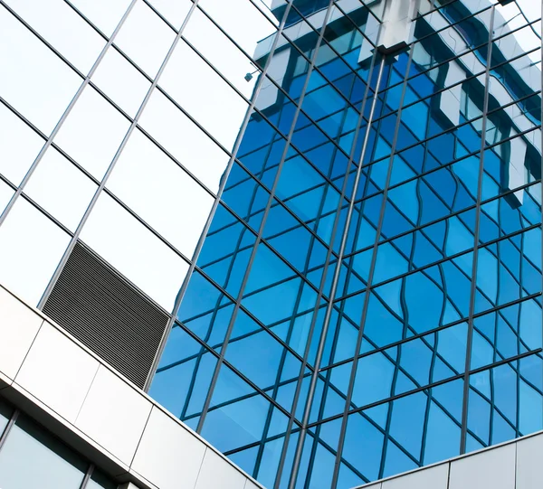 Zakelijke gebouw van het hedendaagse blauwe paneel — Stockfoto