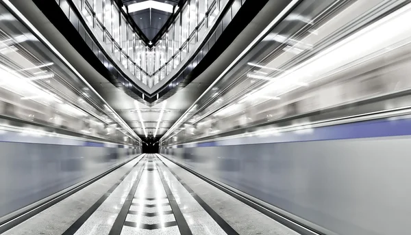 Vivida stazione della metropolitana simmetrica illuminata con pavimento in marmo — Foto Stock