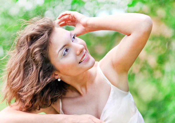 Retrato de primer plano de bonita cara femenina joven y tierna con — Foto de Stock