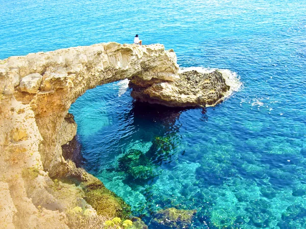 View to a rocky beautiful coast among blue bright transparent wa — Stock Photo, Image