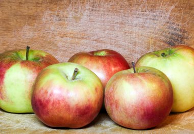 kompozisyon grungy yerli woode üzerinde özlü sulu Kırmızı elma