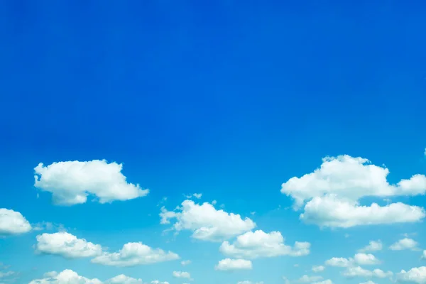 Hermosas nubes dispersas en el cielo azul —  Fotos de Stock