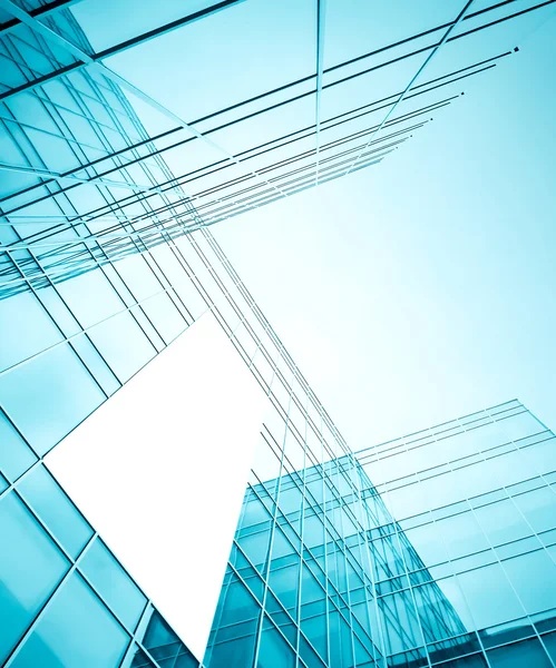 Cartelera en blanco sobre textura de edificio vidriosa — Foto de Stock