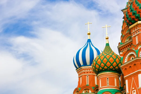 Kopule slavné katedrály hlava Svatý Basil je na Rudém náměstí, Moskva, Rusko — Stock fotografie