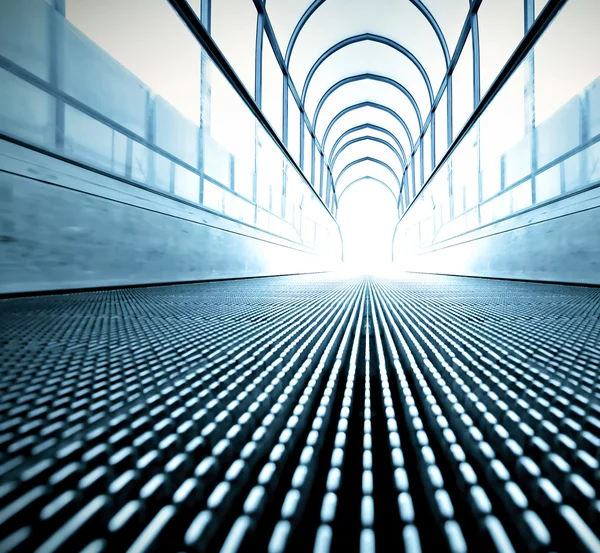 Textura azul de escaleras mecánicas contemporáneas en el centro de negocios —  Fotos de Stock