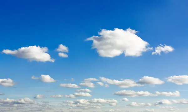Nuvens abstratas no céu azul — Fotografia de Stock