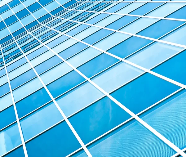 Hedendaagse blauwe glazen wand van wolkenkrabber — Stockfoto