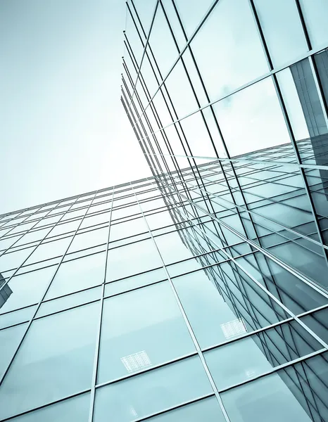 Edifício corporativo de alto crescimento de vidro azul — Fotografia de Stock