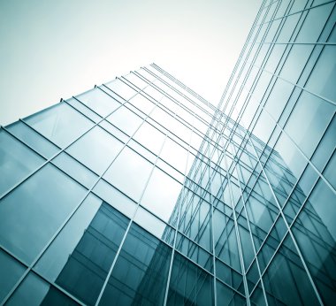 Geceleri karanlık yüksek doğmak cam gökdelenler için görüntüleme