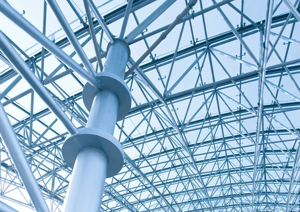 Perspektivvyn till transparent tak inuti samtida flygplat — Stockfoto