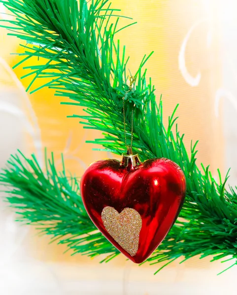 Rood hart opknoping op fir kerstboom — Stockfoto