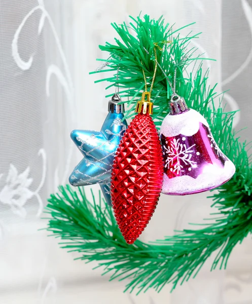 Rama del árbol de Navidad con adorno colorido colgando —  Fotos de Stock