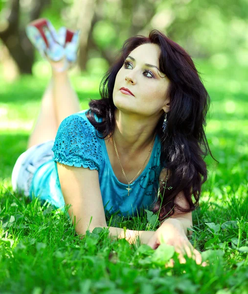 Mujer relajándose en el parque — Foto de Stock