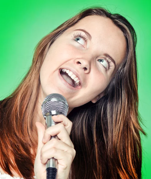 Menina cantora com microfone — Fotografia de Stock