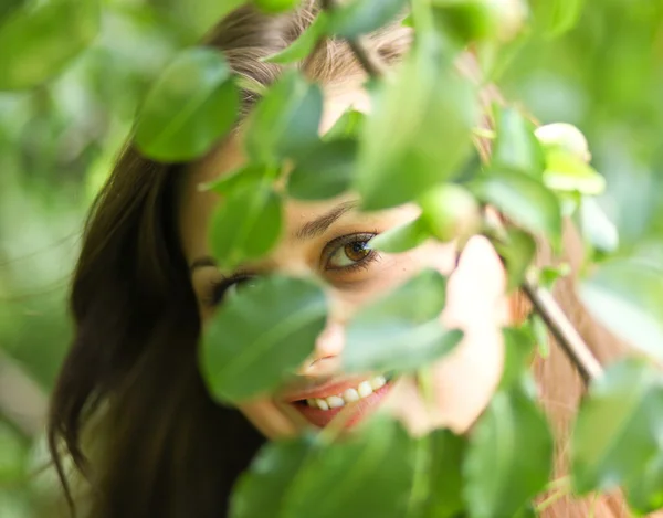 Woman concealing in summer park — Stock Photo, Image