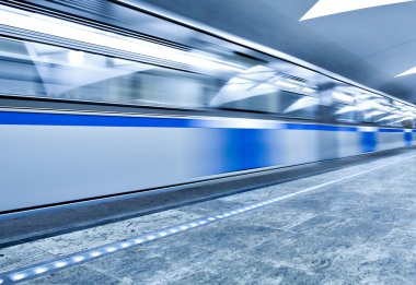 Tren metro istasyonu üzerinde hareket ettirin.