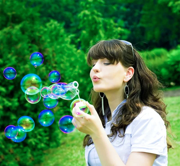 Ragazza con bolle di sapone — Foto Stock