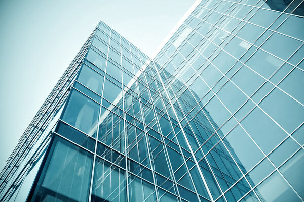 Современный вид на стеклянный небоскреб
