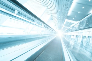 alışveriş alışveriş merkezinde yürüyen merdiven