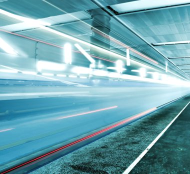 Tren hareketli platform üzerinde