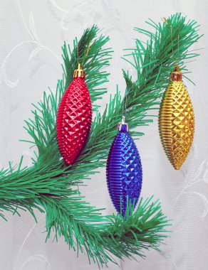 renkli önemsiz şey asılı ile Noel ağacı dalı