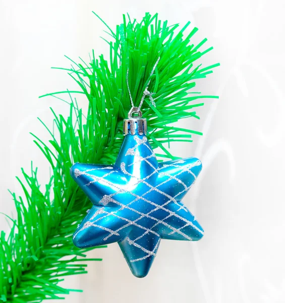 明るい緑の枝の上の単一の星 — ストック写真