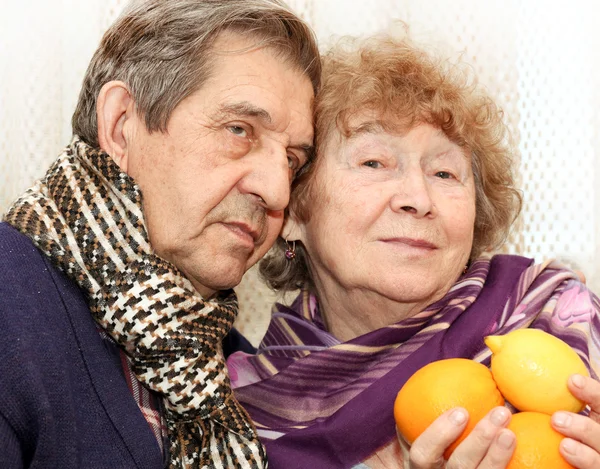 Casal sênior com frutas — Fotografia de Stock