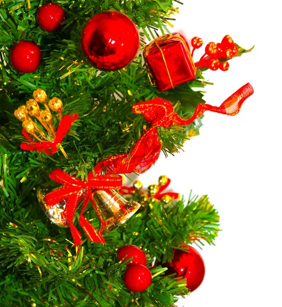 Kerstboom met kleurrijke bauble opknoping — Stockfoto