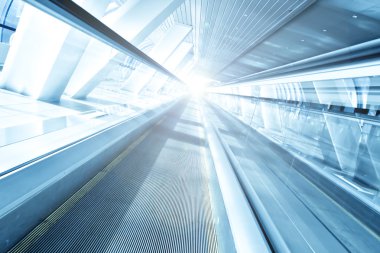 Havaalanındaki yürüyen merdiven