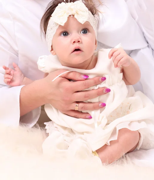 Bambina in abito bianco — Foto Stock