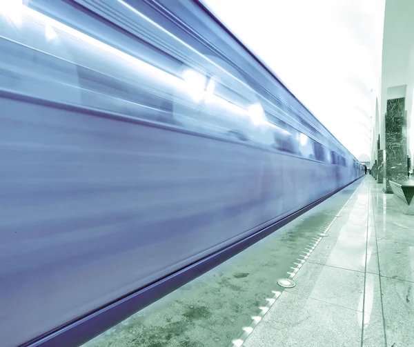 列車の動きで地下鉄駅 — ストック写真