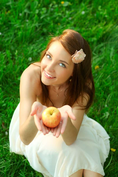 Jonge dame met sappig apple — Stockfoto