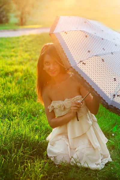 Menina com guarda-chuva branco — Fotografia de Stock